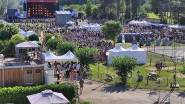 Festival proche de Cahors, installation de tentes et chapitaux