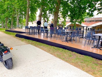 Installation d'une terrasse de restaurant au bord de la Garonne à Toulouse