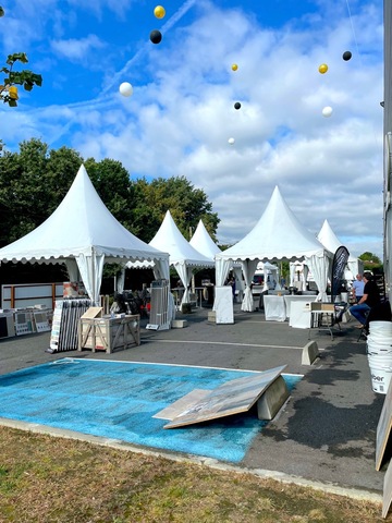 Installation de tentes pour une exposition à Toulouse
