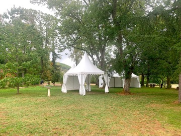 Installation de tentes cottage garden dans un domaine proche de Cahors