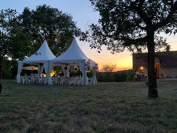 Installation de tentes pour des noces de diamant dans L'Aveyron